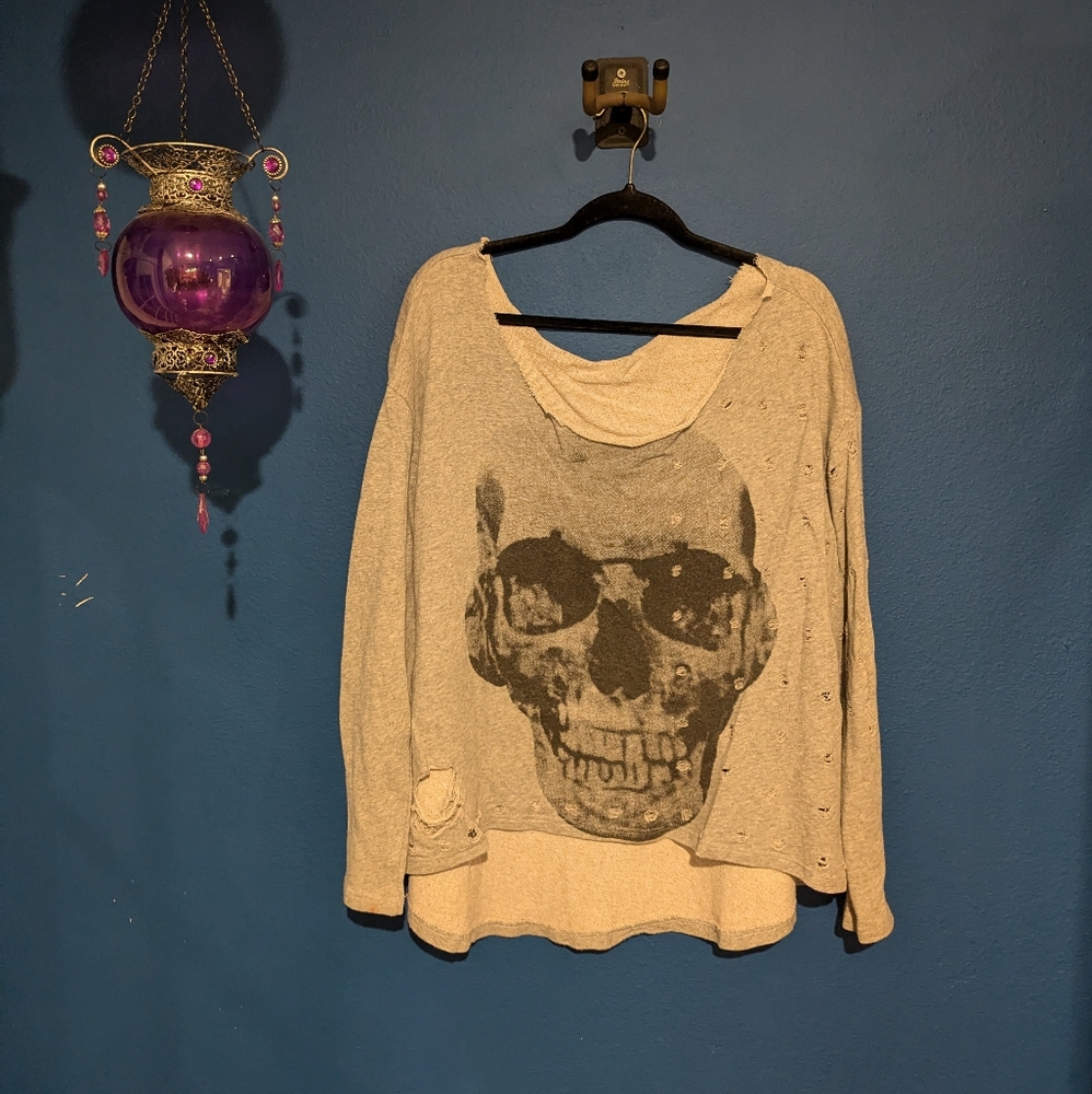 Hot Topic Distressed Gray Skull Print Women Sweater